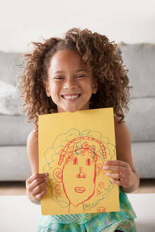 Mädchen hält eine Zeichnung - ISF24507