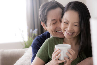 Älteres Paar lächelnd, Frau mit Kaffee - ISF24520