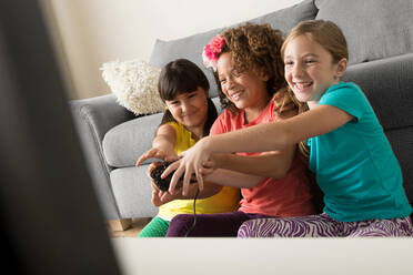 Drei Mädchen spielen ein Videospiel - ISF24529