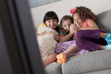 Three girls watching tv - ISF24549