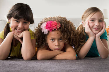 Porträt von drei auf der Vorderseite liegenden Mädchen - ISF24553