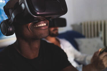 Mann trägt Virtual-Reality-Headset - ISF24596