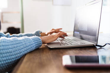 Woman typing on laptop - ISF24599