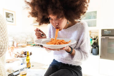 Young woman eating spaghetti - ISF24602
