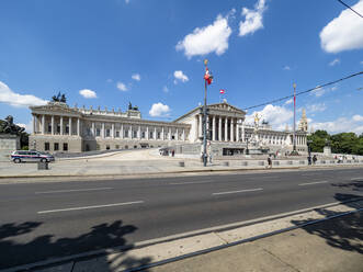 Österreich, Wien, Straße vor dem österreichischen Parlamentsgebäude - AMF09154