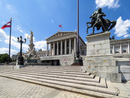 Österreich, Wien, Stufen des österreichischen Parlamentsgebäudes mit Pallas-Athena-Brunnen im Hintergrund - AMF09156