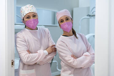 Female dentist with colleague in medical clinic - DLTSF01878