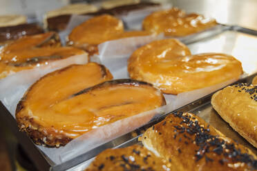 Pfannkuchen in einer Schale in der Bäckerei - JRVF00530
