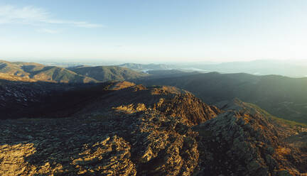 Berge unter dem Himmel bei Puebla de la Sierra, Spanien - RSGF00672