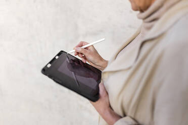 Mature woman using digital tablet - ASSF00022