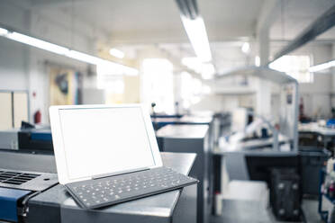 Digitales Tablet mit Tastatur an der Ausrüstung im Werk - JOSEF04198