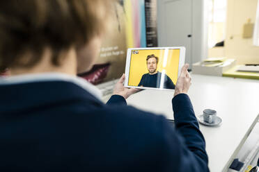 Geschäftsfrau arbeitet mit einem Kollegen per Videoanruf auf einem digitalen Tablet in der Industrie - JOSEF04249