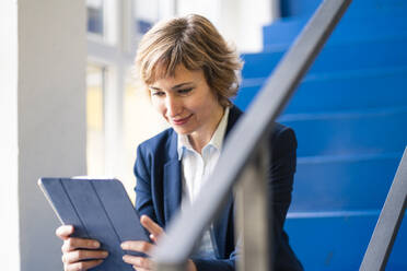 Unternehmerin benutzt digitales Tablet in der Fabrik - JOSEF04301