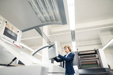 Female expertise using printing machine in workshop - JOSEF04330