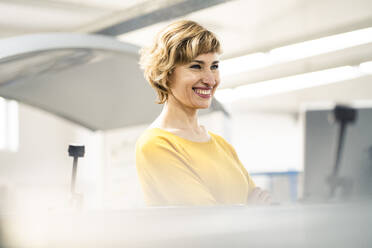 Lächelnde reife Geschäftsfrau in einer Druckerei - JOSEF04353
