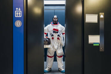 Männlicher Astronaut im Aufzug stehend - MEUF02696