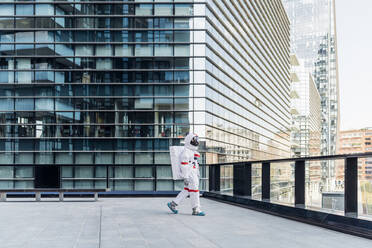 Männlicher Astronaut im Raumanzug auf dem Dach - MEUF02699