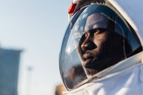 Nachdenklicher Astronaut schaut weg - MEUF02715