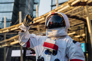 Männlicher Astronaut im Raumanzug schaut weg - MEUF02732