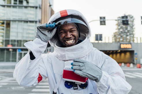 Gut gelaunter männlicher Astronaut mit Weltraumhelm - MEUF02738