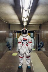 Männlicher Astronaut im Keller stehend - MEUF02757