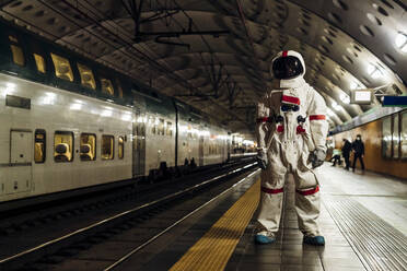 Männlicher Astronaut auf einer Plattform stehend - MEUF02762
