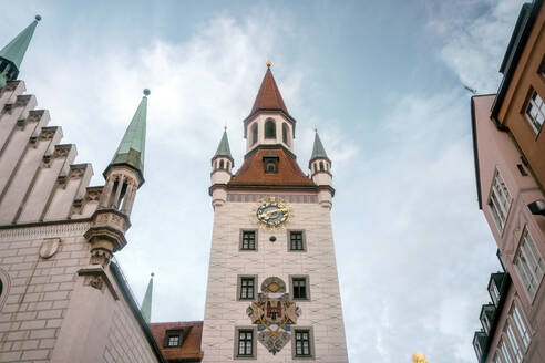 Uhrenturm im gotischen Stil in München, Bayern, Deutschland - TAMF02947