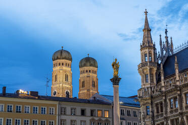 Marienplatz mit neuem Rathaus und Frauenkirche in München, Bayern, Deutschland - TAMF02951