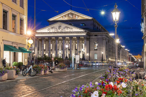 Bayerische Staatsoper am Max-Joseph-Platz, München, Bayern, Deutschland bei Nacht - TAMF02953