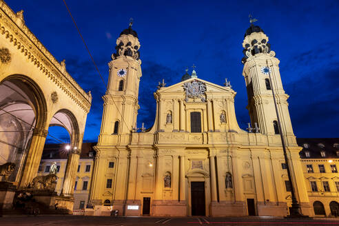 Theatinerkirche und Feldherrnhalle am Odeansplatz bei Nacht in München, Bayern, Deutschland - TAMF02954