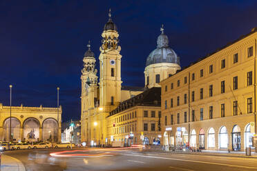 Theatinerkirche und Feldherrnhalle auf dem Odeansplatz bei Nacht mit Lichtstreifen beleuchtet in München, Bayern, Deutschland - TAMF02956