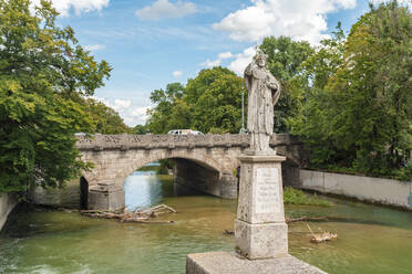 Maximiliansbrücke und Statue über der Isar in München, Bayern, Deutschland - TAMF02960