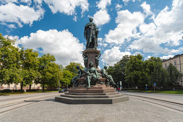Denkmal von König Maximilian II. vor dem Himmel in München, Bayern, Deutschland - TAMF02962