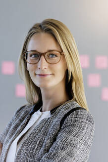 Selbstbewusste Geschäftsfrau mit Brille im Büro - BMOF00575