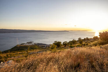 Idyllischer Sonnenuntergang von einem Hügel am Adriatischen Meer in Omis, Dalmatien, Kroatien - MAMF01762