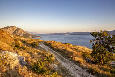 Leerer Fußweg in der Nähe des Adriatischen Meeres in Omis, Dalmatien, Kroatien - MAMF01763