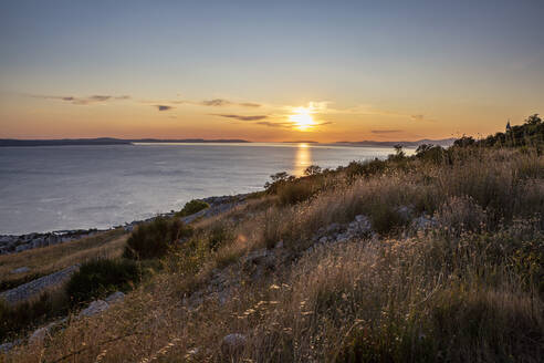 Dramatischer Himmel während des Sonnenuntergangs am Adriatischen Meer in Omis, Dalmatien, Kroatien - MAMF01765