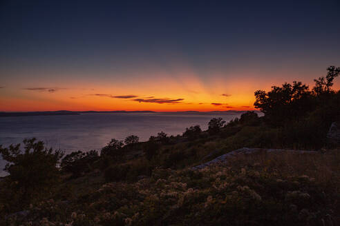 Sonnenuntergang über dem Adriatischen Meer mit dramatischem Himmel in Omis, Dalmatien, Kroatien - MAMF01771