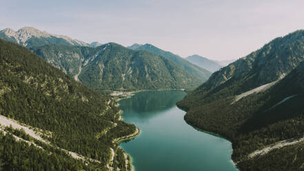 Plansee inmitten der Berge in Tirol, Österreich - MFF07926