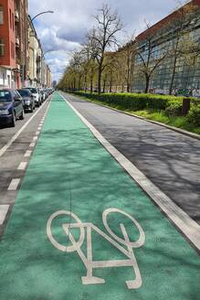 Fahrradspur auf einer Straße in der Stadt - NGF00745