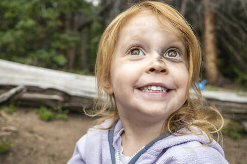 Porträt eines Dreijährigen beim Camping - CAVF94041