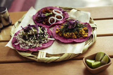 Rosa gesunde mexikanische Burritos auf der Sommerstraße von Mexiko-Stadt - CAVF94042