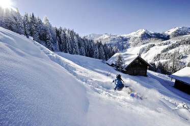 Frau fällt vom Schneeberg in Altenmarkt-Zauchensee, Österreich - HHF05602