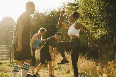 Männliche und weibliche Sportler beim Sporttraining im Park - MASF23437