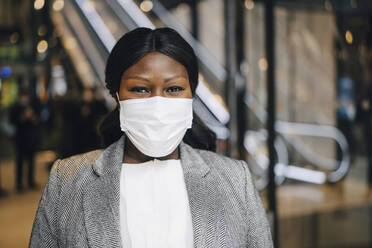 Portrait of mature businesswoman at subway station during pandemic - MASF23545