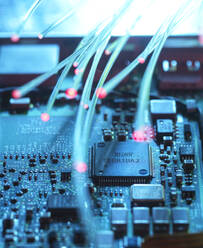 Datenübertragung durch Glasfaserkabel in einem Computerchip für die Cybersicherheit - ABRF00888