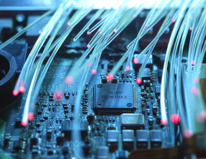 Datenübertragung über Glasfaser in Hardware für Netzwerksicherheit - ABRF00889