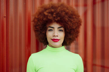 Schöne Afro-Frau vor roter Wand - PGF00552
