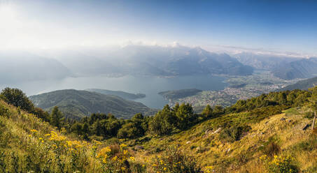 Italien, Lombardei, Panoramablick vom Gipfel des Monte Legnoncino am Comer See - MAMF01772