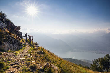 Italien, Lombardei, Wanderer auf dem Monte Legnoncino mit Blick auf den Comer See - MAMF01779